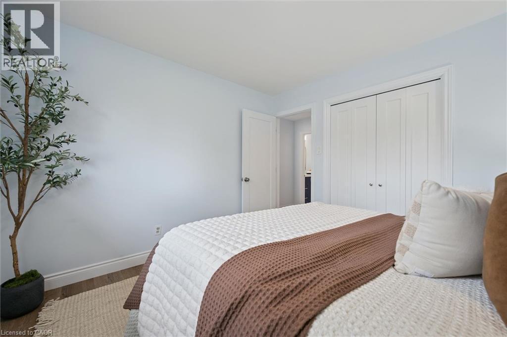 












176 WOODVILLE Place

,
Waterloo,




Ontario
N2L4W9

