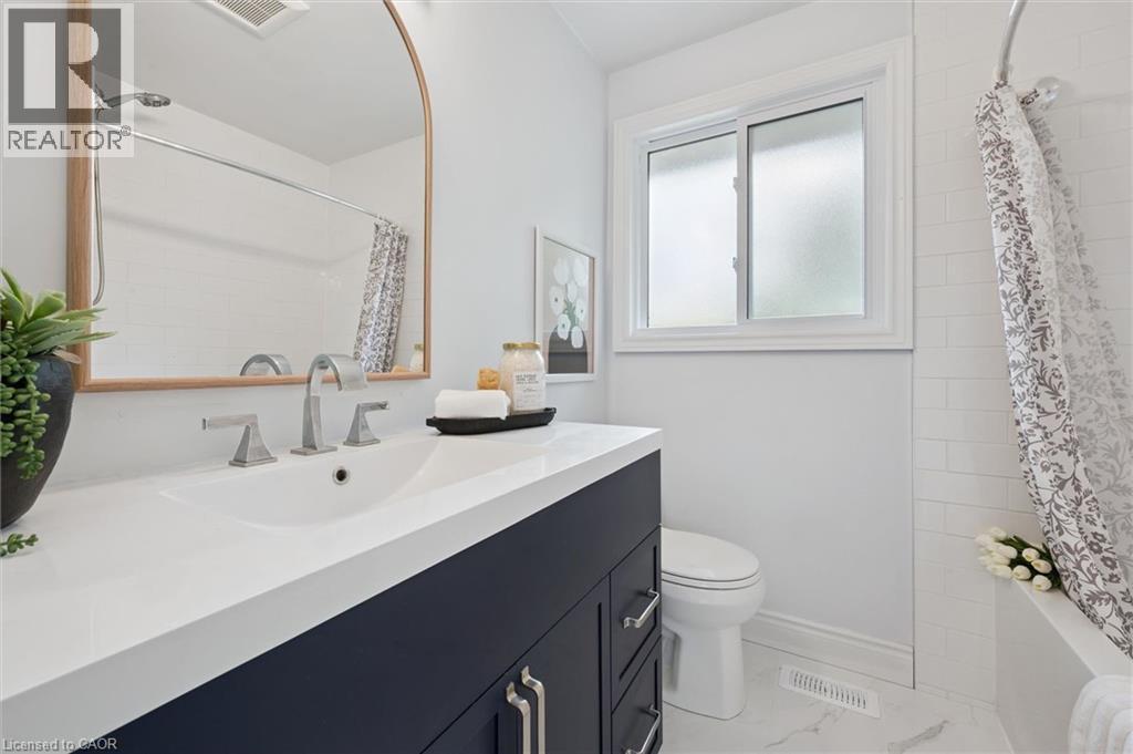












176 WOODVILLE Place

,
Waterloo,




Ontario
N2L4W9


