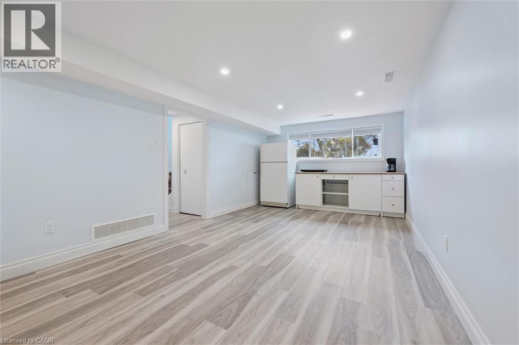 












176 WOODVILLE Place

,
Waterloo,




Ontario
N2L4W9

