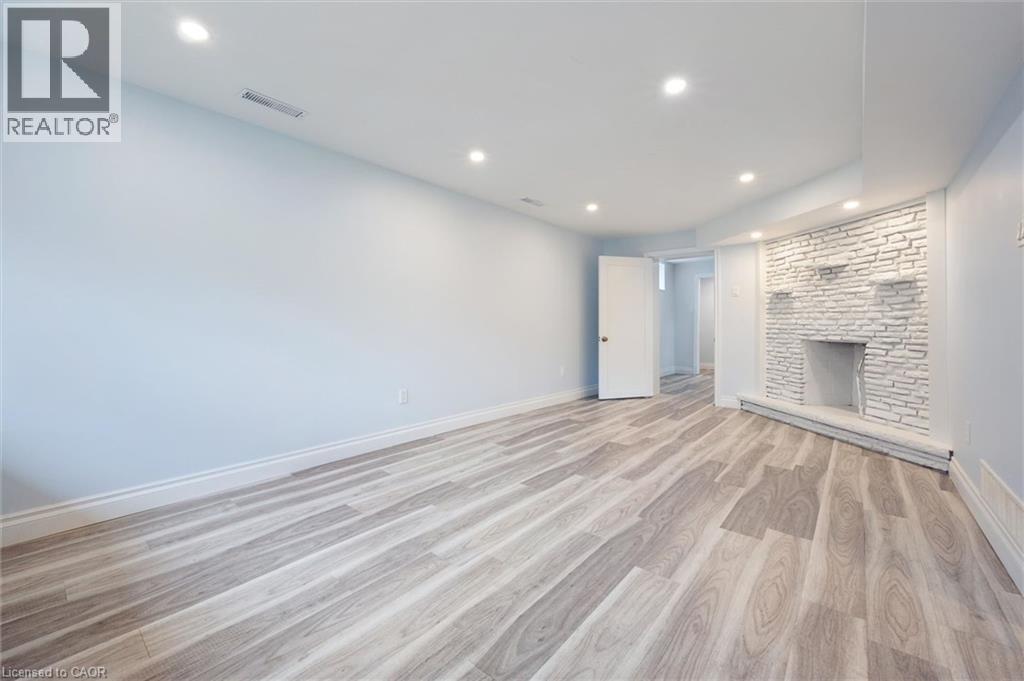












176 WOODVILLE Place

,
Waterloo,




Ontario
N2L4W9

