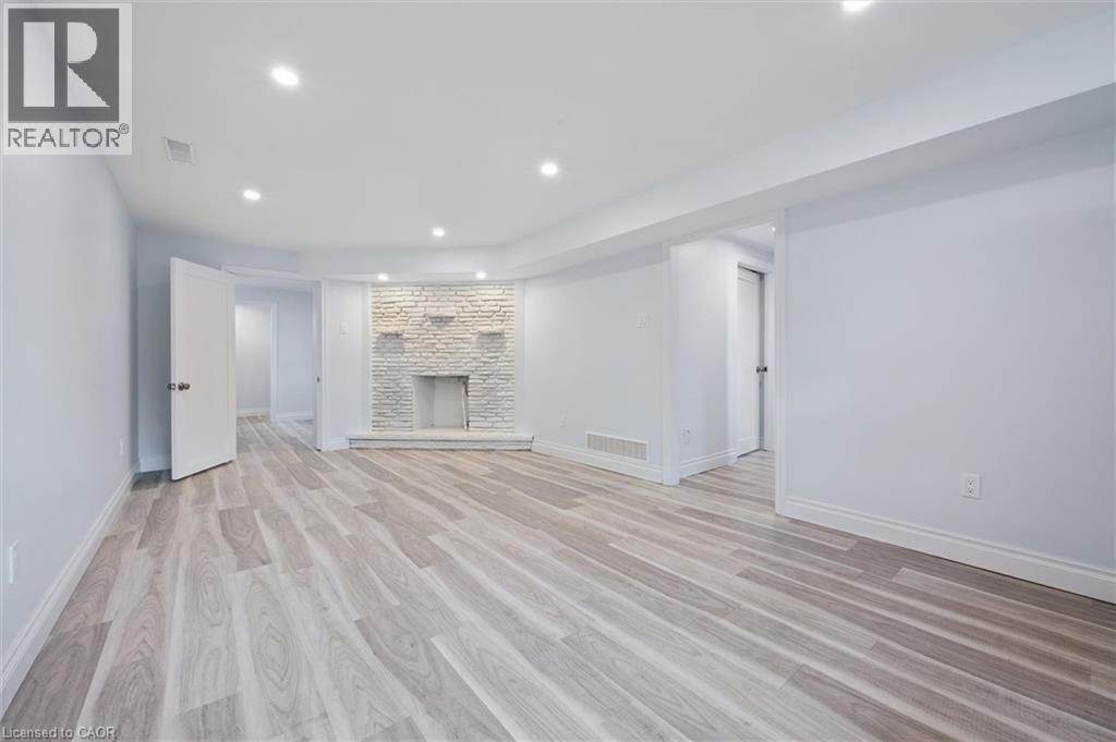 












176 WOODVILLE Place

,
Waterloo,




Ontario
N2L4W9

