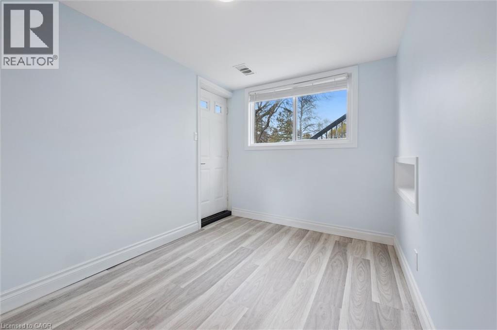 












176 WOODVILLE Place

,
Waterloo,




Ontario
N2L4W9

