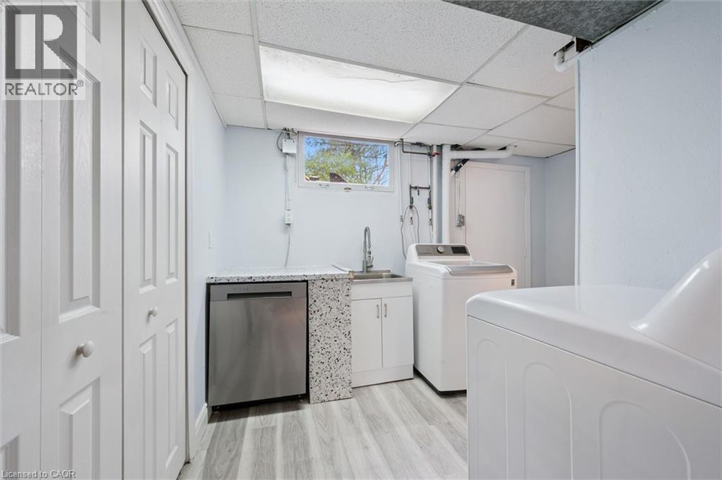 












176 WOODVILLE Place

,
Waterloo,




Ontario
N2L4W9

