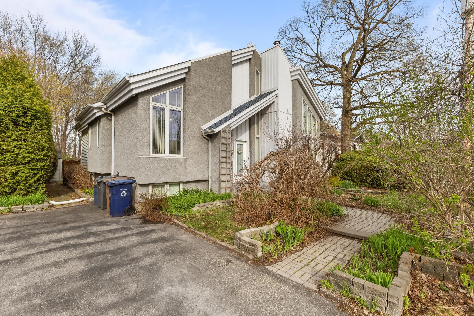 









1181


37e Avenue

,
Laval (Fabreville),




QC
H7R4W3

