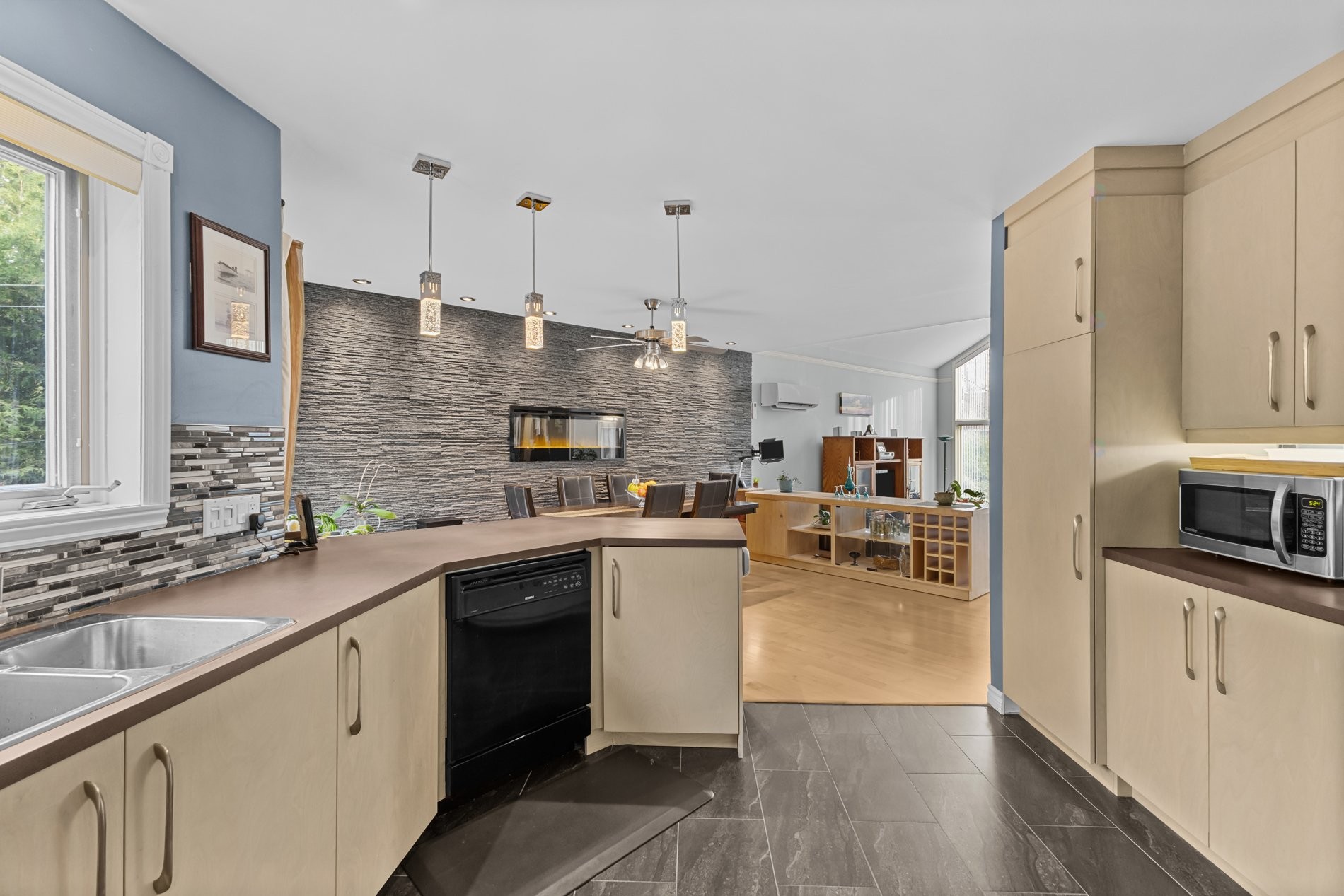 









1181


37e Avenue

,
Laval (Fabreville),




QC
H7R4W3

