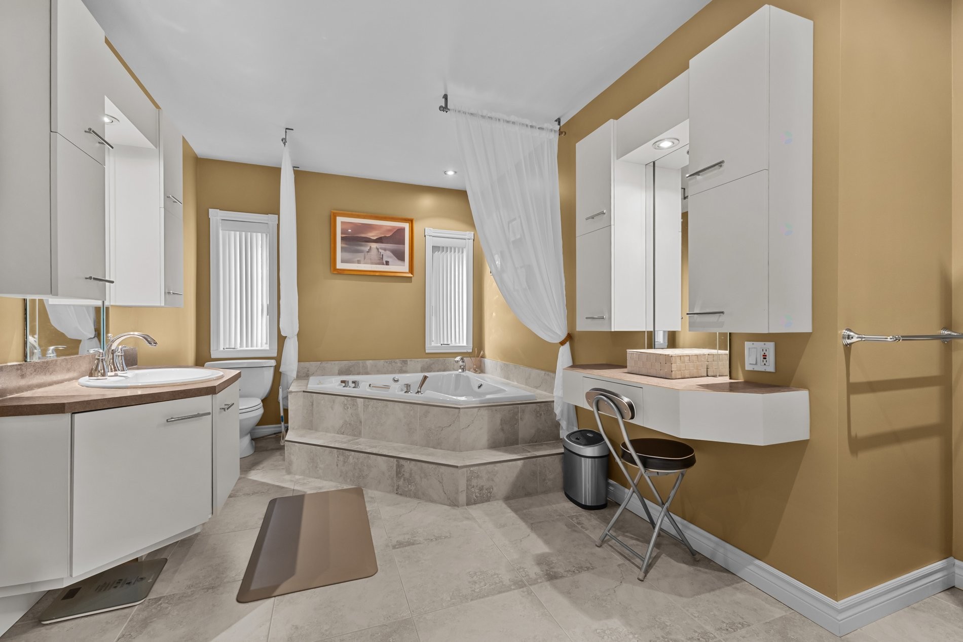 









1181


37e Avenue

,
Laval (Fabreville),




QC
H7R4W3

