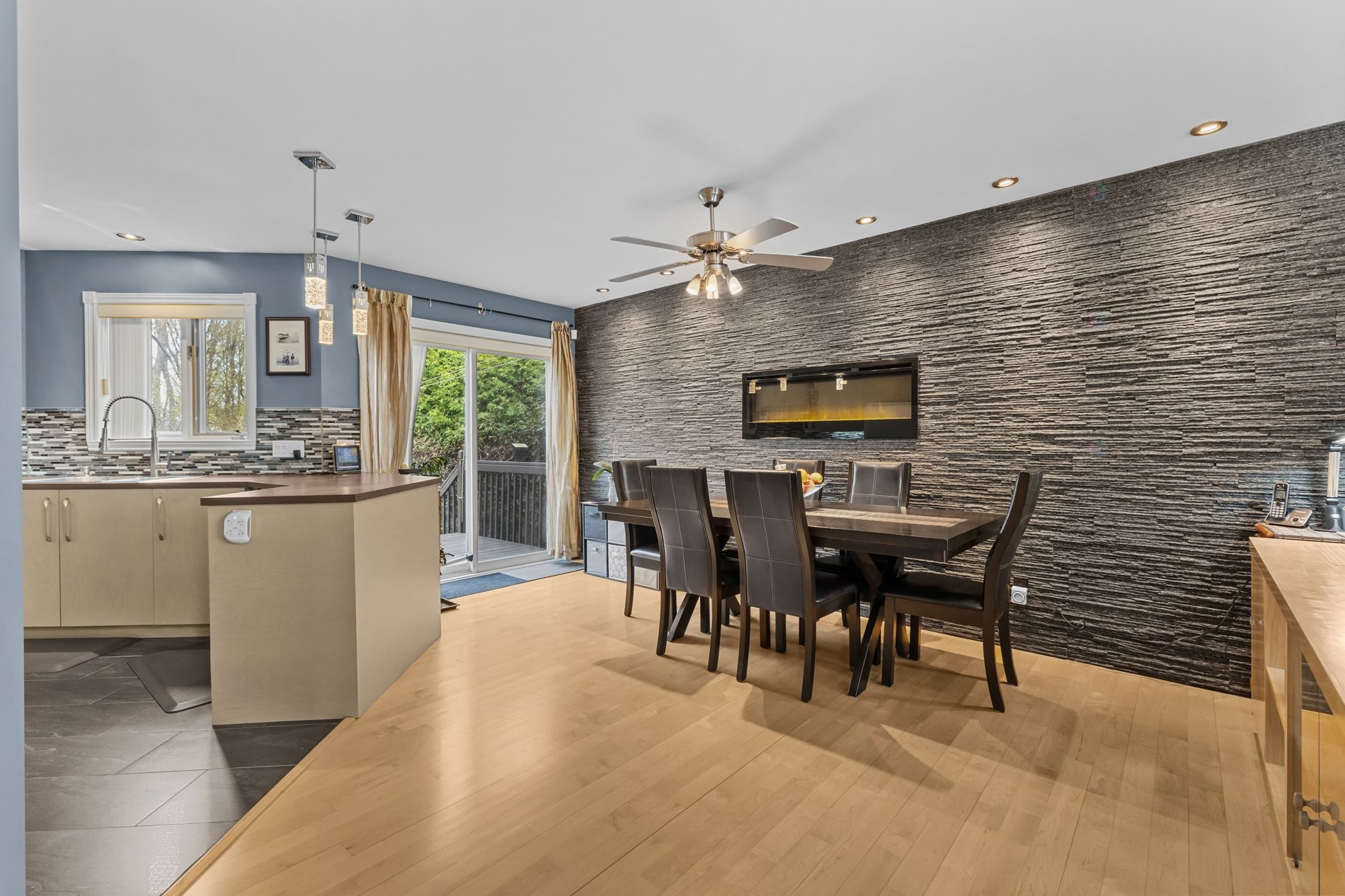 









1181


37e Avenue

,
Laval (Fabreville),




QC
H7R4W3


