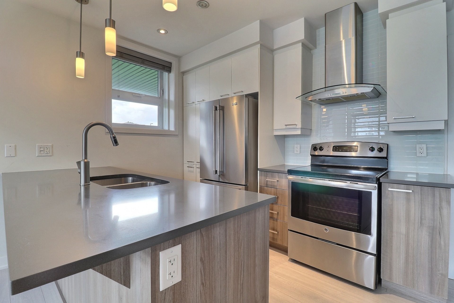 









215


Rue de Dublin

, 1,
Gatineau (Aylmer),




QC
J9J1N8

