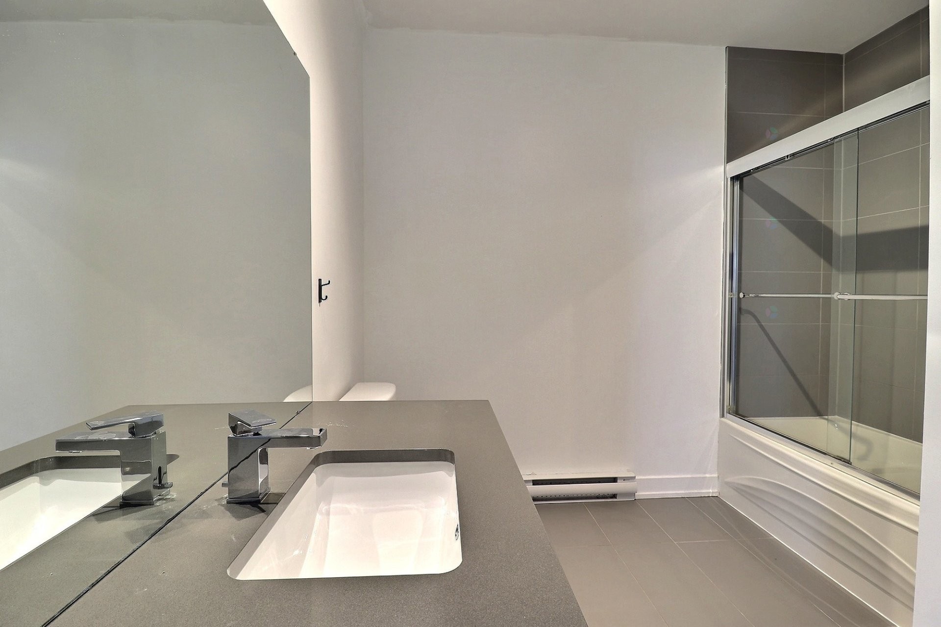 









215


Rue de Dublin

, 1,
Gatineau (Aylmer),




QC
J9J1N8

