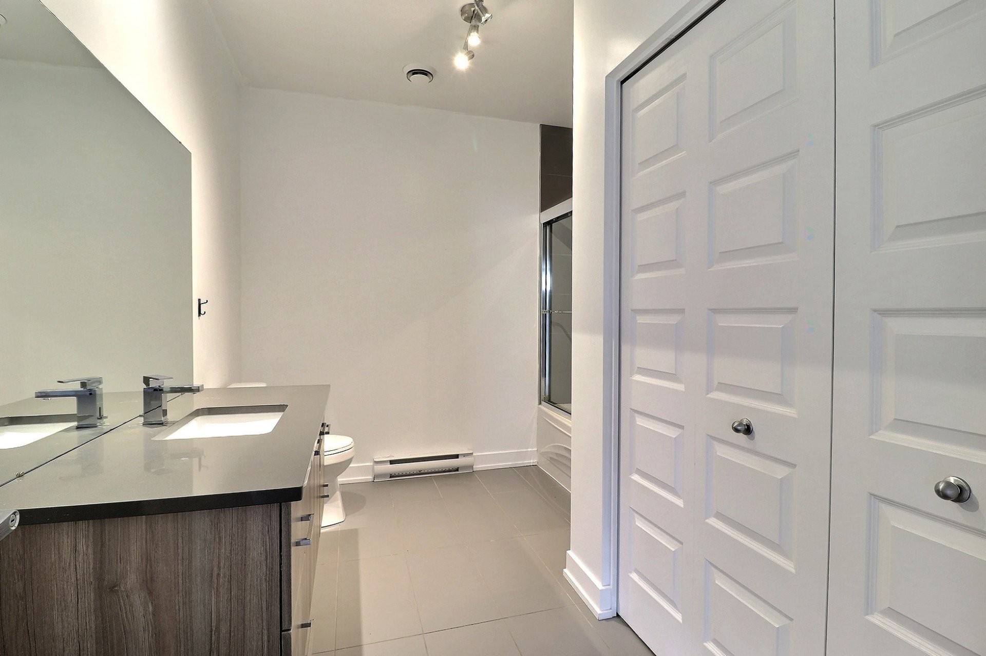 









215


Rue de Dublin

, 1,
Gatineau (Aylmer),




QC
J9J1N8

