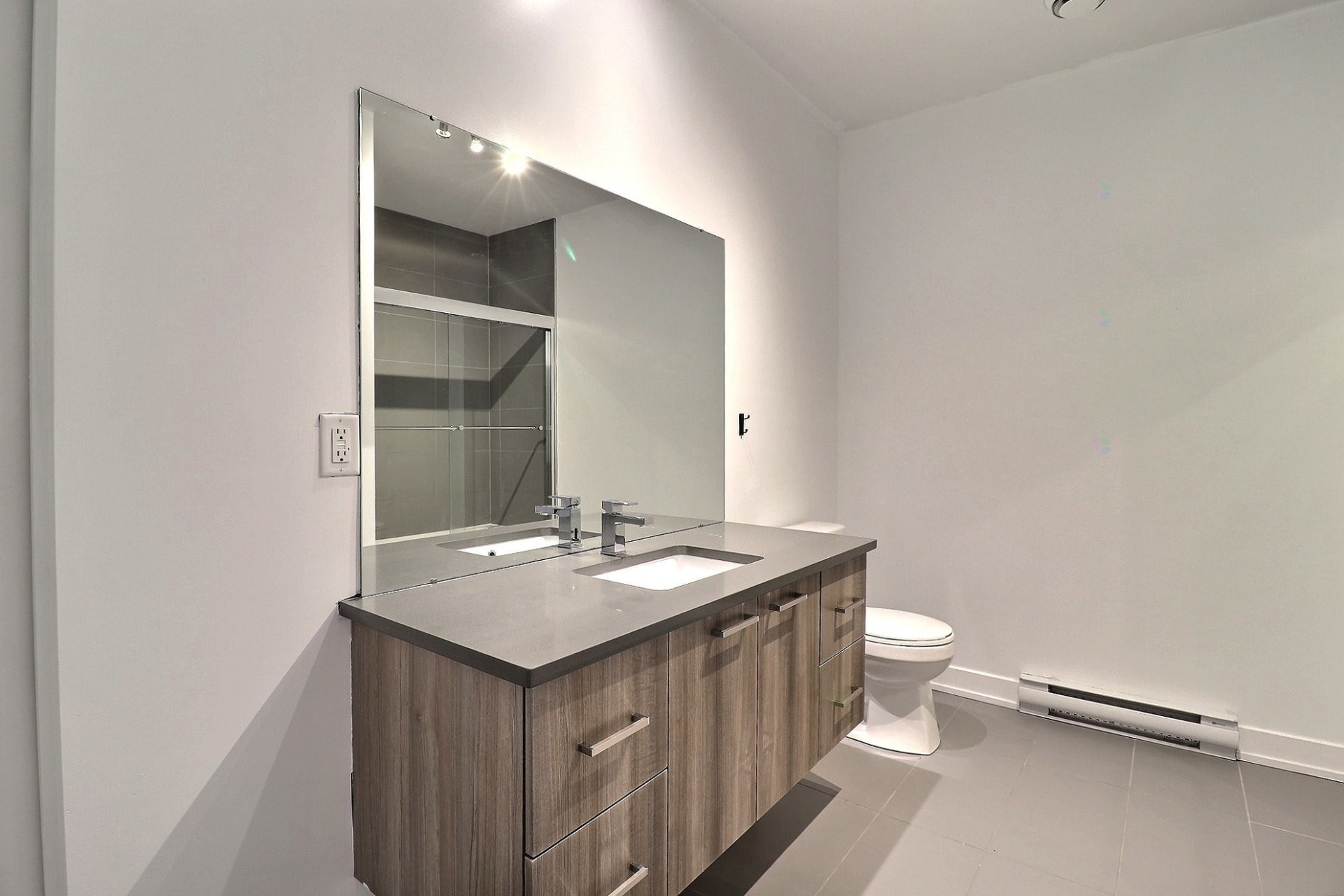 









215


Rue de Dublin

, 1,
Gatineau (Aylmer),




QC
J9J1N8

