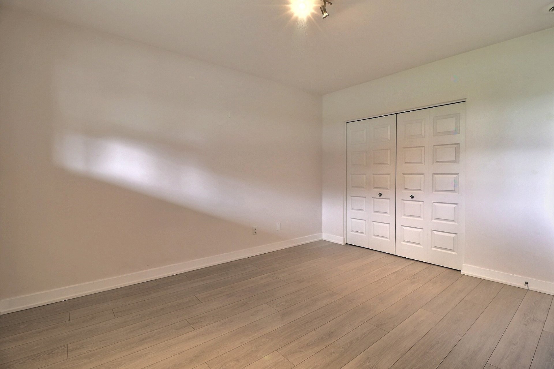 









215


Rue de Dublin

, 1,
Gatineau (Aylmer),




QC
J9J1N8

