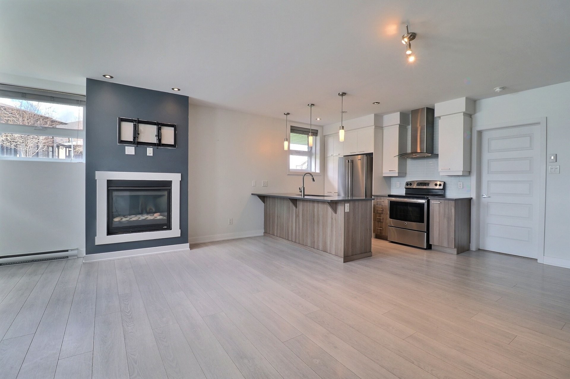 









215


Rue de Dublin

, 1,
Gatineau (Aylmer),




QC
J9J1N8

