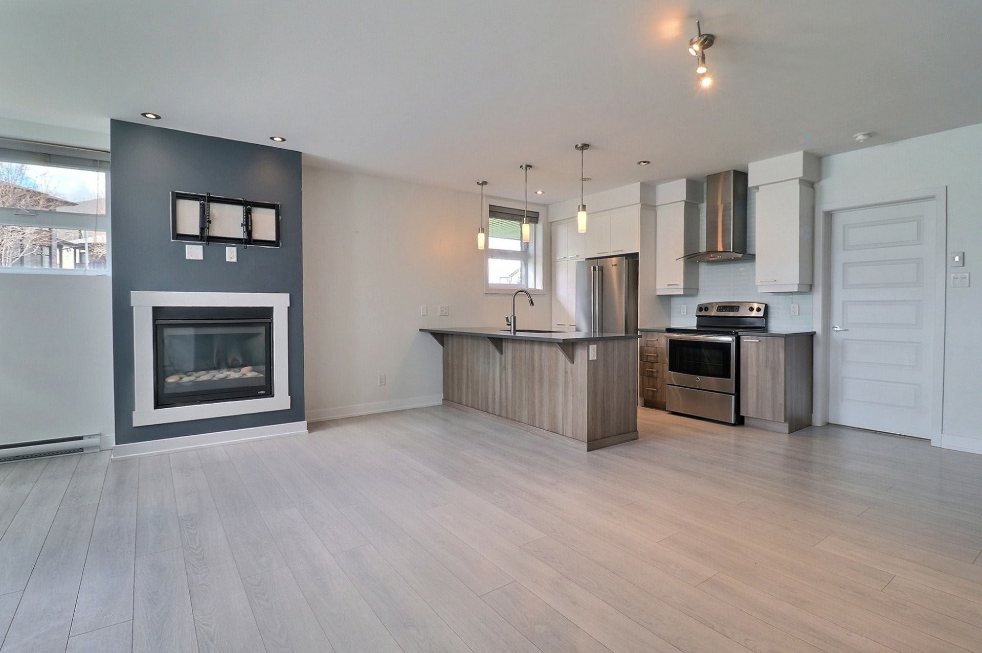 









215


Rue de Dublin

, 1,
Gatineau (Aylmer),




QC
J9J1N8


