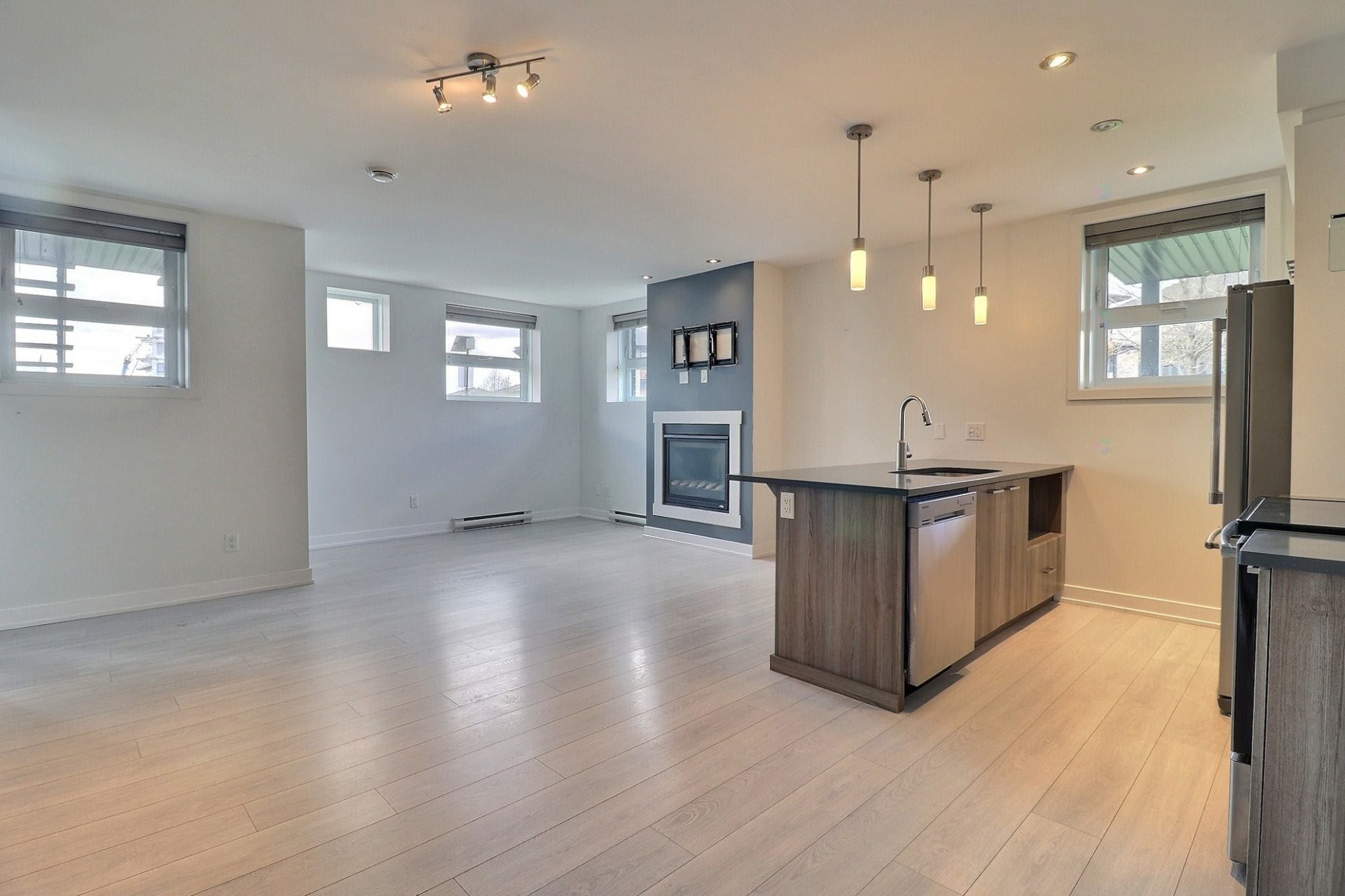 









215


Rue de Dublin

, 1,
Gatineau (Aylmer),




QC
J9J1N8

