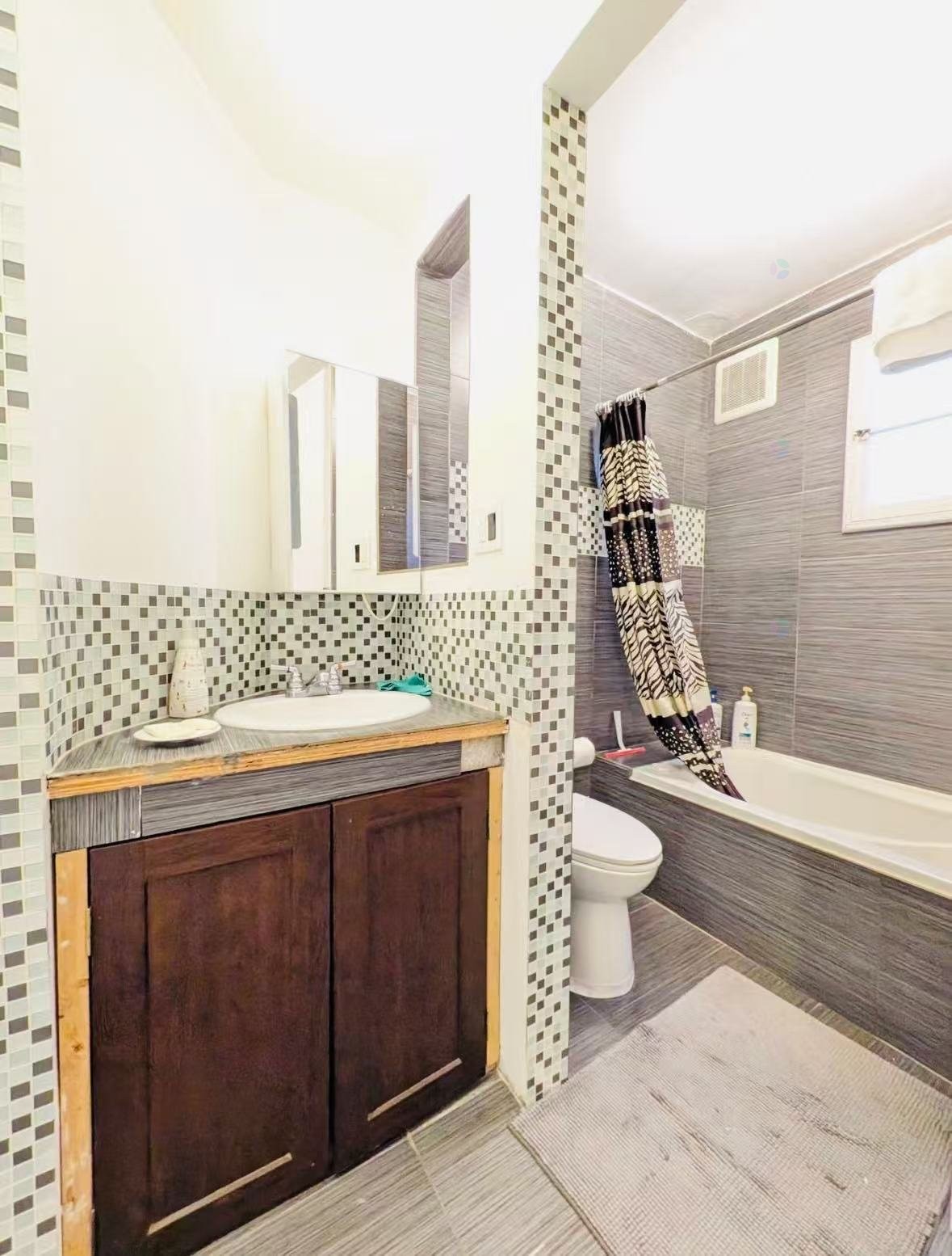 









1557


Rue Jean-Talon E.

,
Montréal (Villeray/Saint-Michel/Parc-Extension),




QC
H2E1S9

