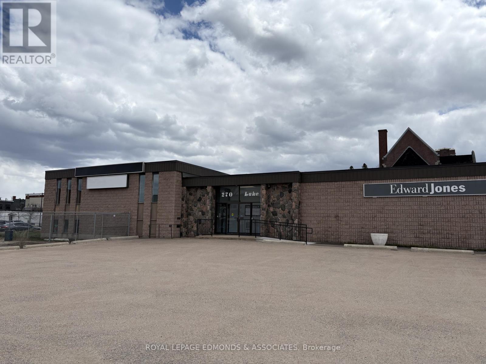 












C - 270 LAKE STREET

,
Pembroke,




Ontario
K8A7Y9

