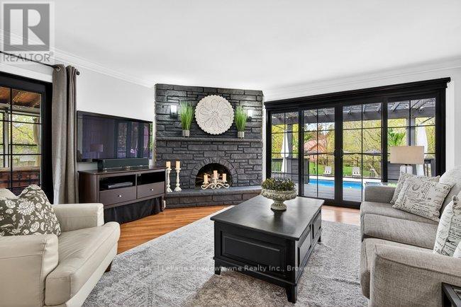 












53 CAMPBELL AVENUE E

,
Milton (Campbellville),




Ontario
L0P1B0

