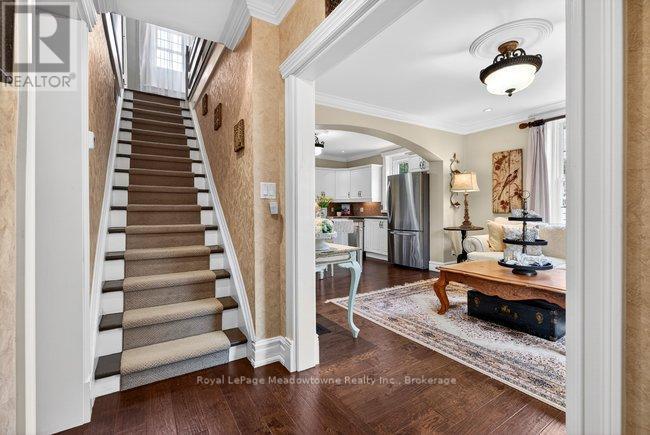 












53 CAMPBELL AVENUE E

,
Milton (Campbellville),




Ontario
L0P1B0

