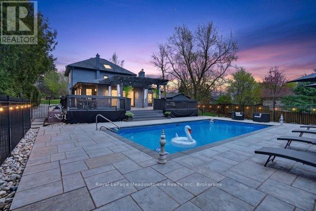 












53 CAMPBELL AVENUE E

,
Milton (Campbellville),




Ontario
L0P1B0

