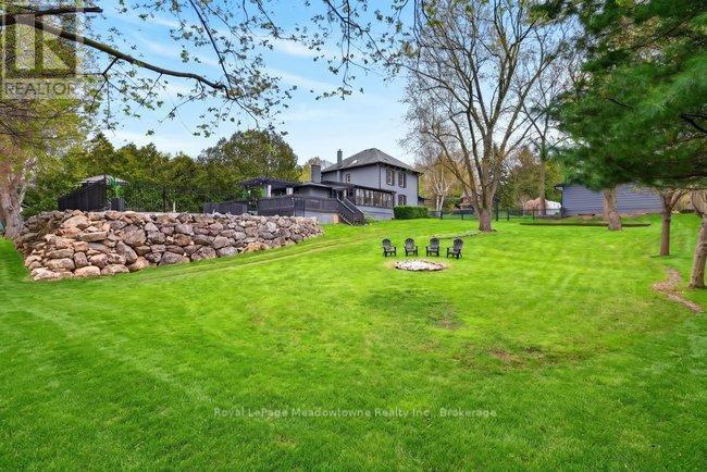 












53 CAMPBELL AVENUE E

,
Milton (Campbellville),




Ontario
L0P1B0

