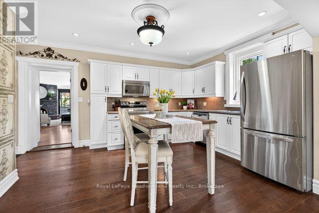 












53 CAMPBELL AVENUE E

,
Milton (Campbellville),




Ontario
L0P1B0

