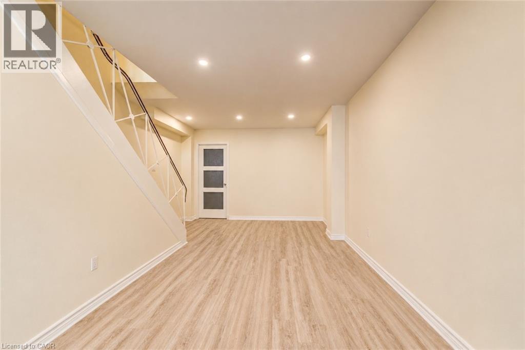 












284 WESTCOURT Place

,
Waterloo,




Ontario
N2L2R7

