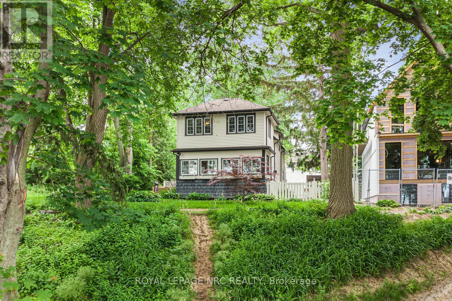 












31 VICTORIA TERRACE N

,
Grimsby (Grimsby Beach),




Ontario
L3M2E6

