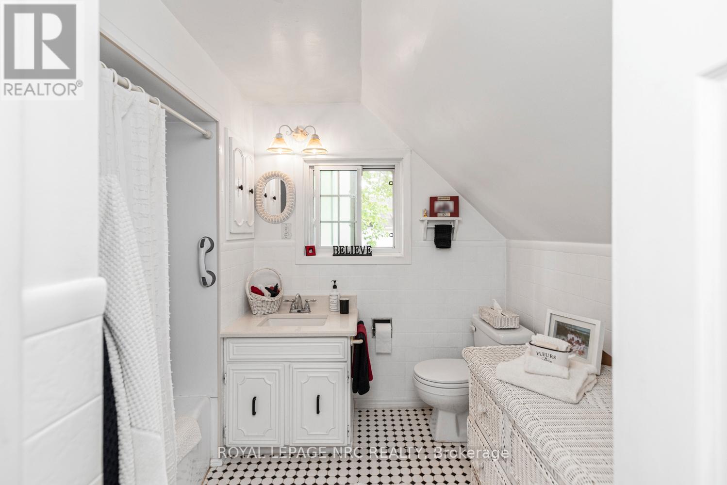 












31 VICTORIA TERRACE N

,
Grimsby (Grimsby Beach),




Ontario
L3M2E6

