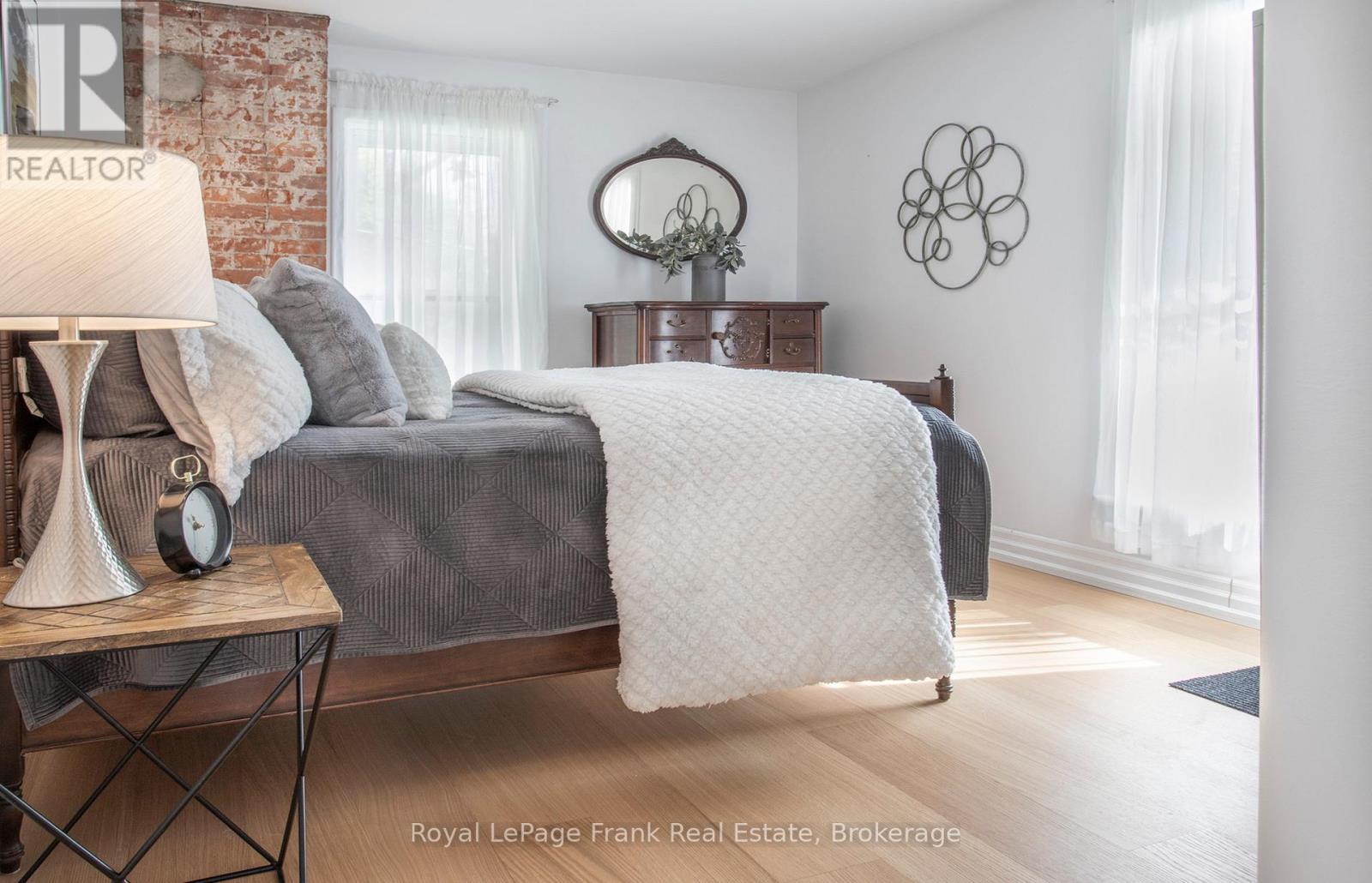 












15578 SIMCOE STREET

,
Scugog (Port Perry),




Ontario
L9L1M2

