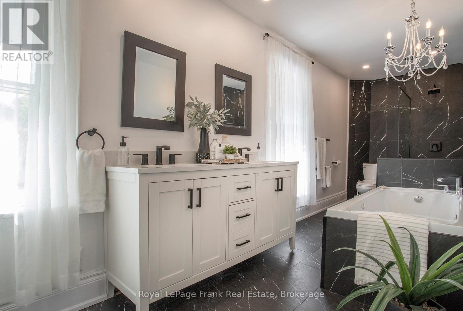 












15578 SIMCOE STREET

,
Scugog (Port Perry),




Ontario
L9L1M2

