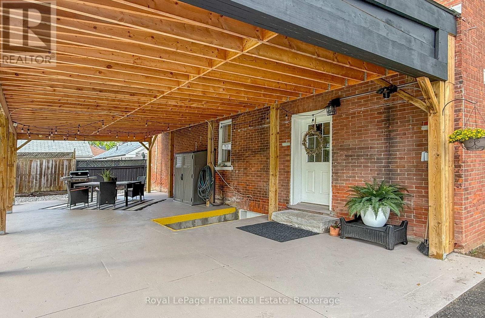 












15578 SIMCOE STREET

,
Scugog (Port Perry),




Ontario
L9L1M2

