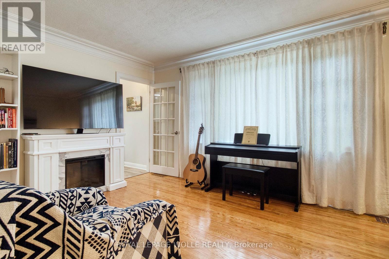 












5 BRENTWOOD AVENUE

,
Kitchener,




Ontario
N2H2C4

