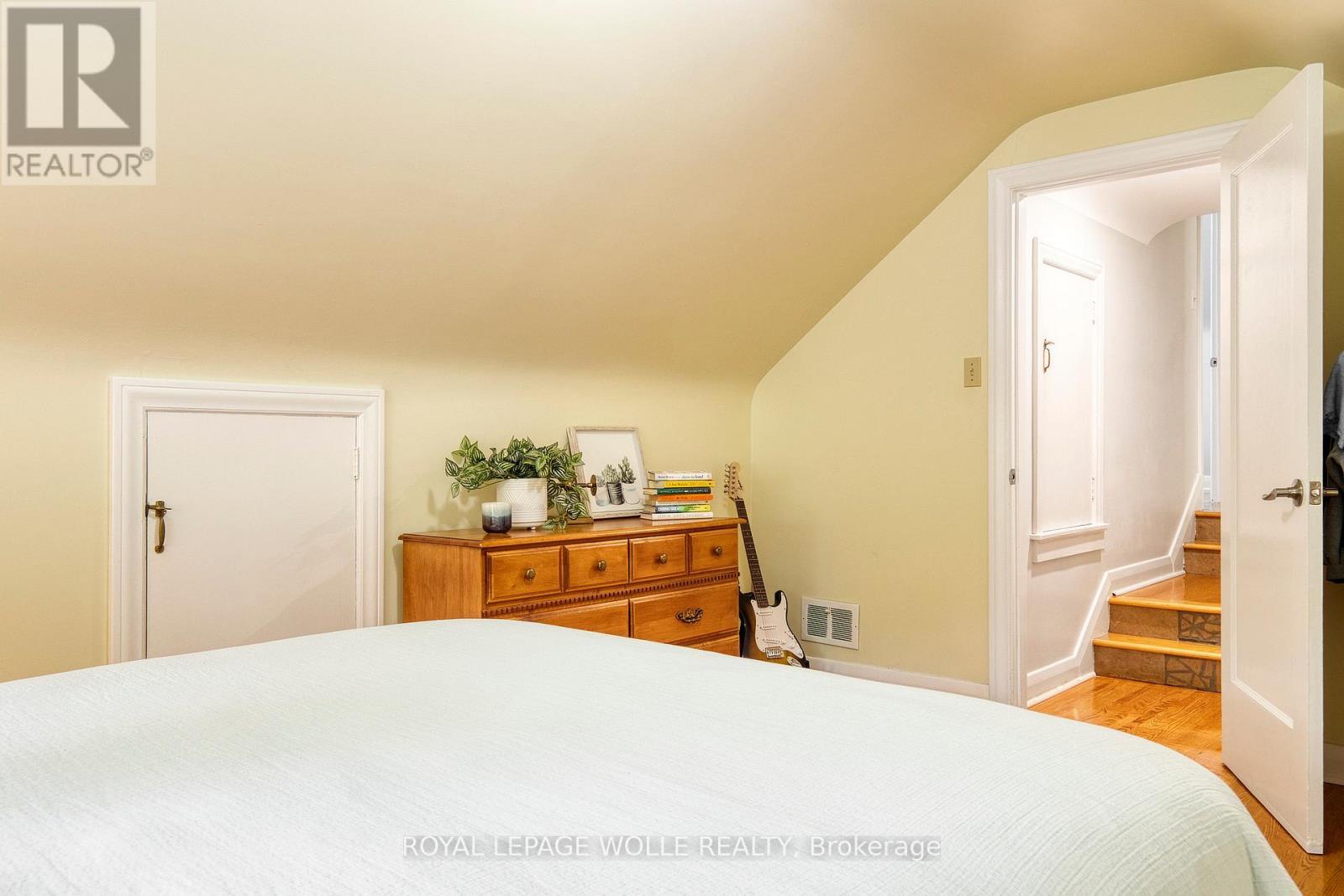 












5 BRENTWOOD AVENUE

,
Kitchener,




Ontario
N2H2C4


