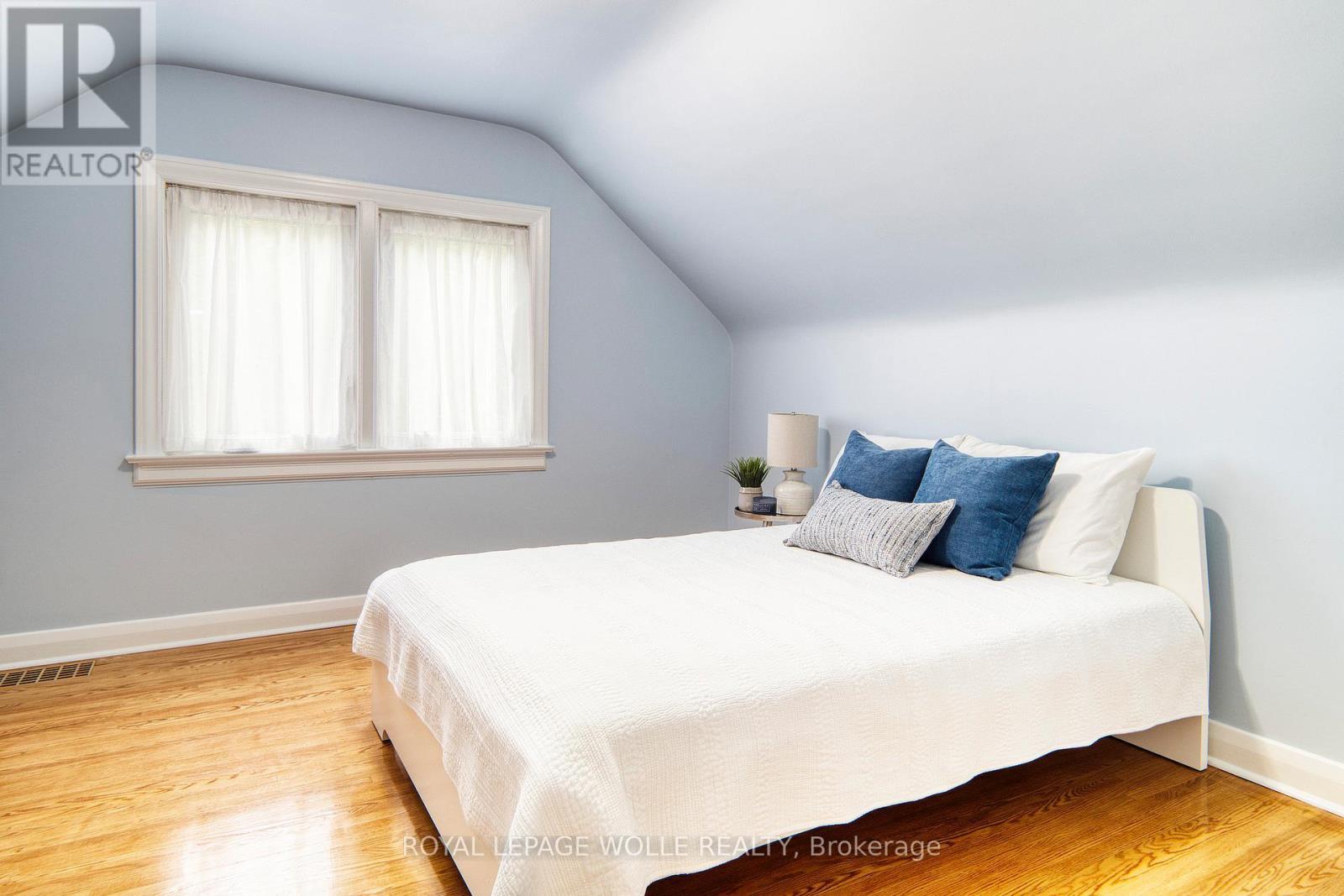 












5 BRENTWOOD AVENUE

,
Kitchener,




Ontario
N2H2C4

