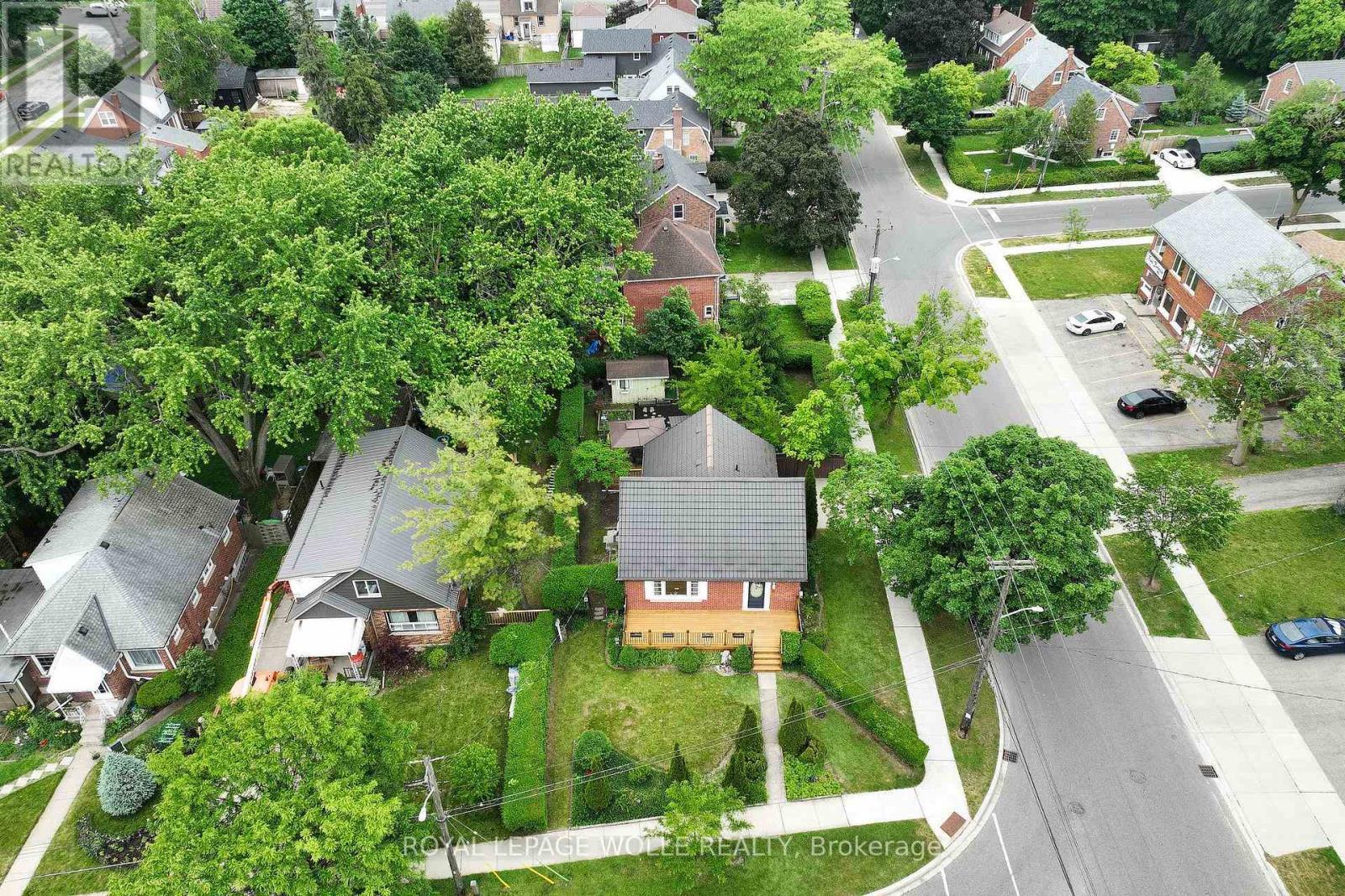 












5 BRENTWOOD AVENUE

,
Kitchener,




Ontario
N2H2C4

