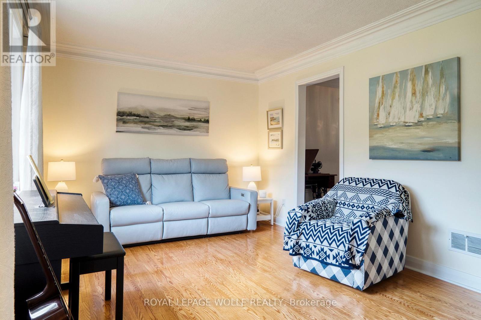 












5 BRENTWOOD AVENUE

,
Kitchener,




Ontario
N2H2C4

