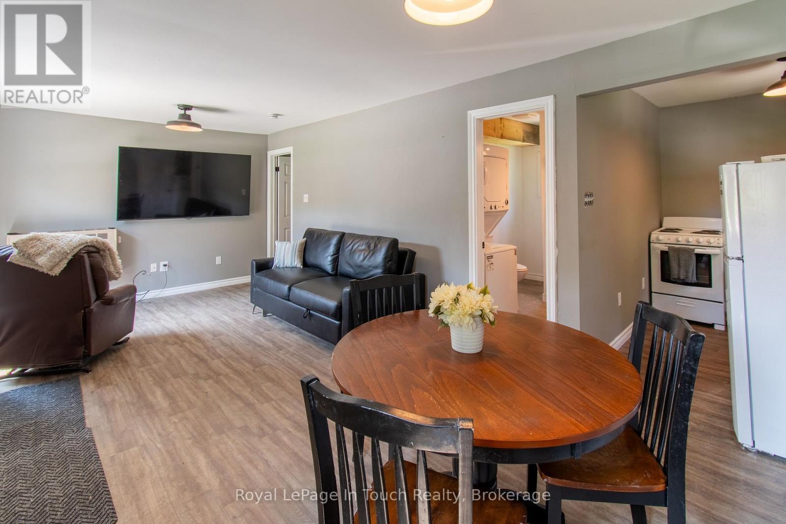 












78 KING RD

,
Tay (Waubaushene),




Ontario
L0K2C0

