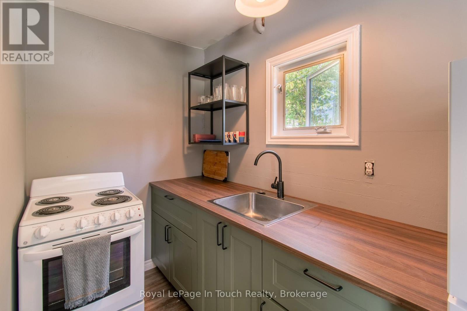 












78 KING RD

,
Tay (Waubaushene),




Ontario
L0K2C0

