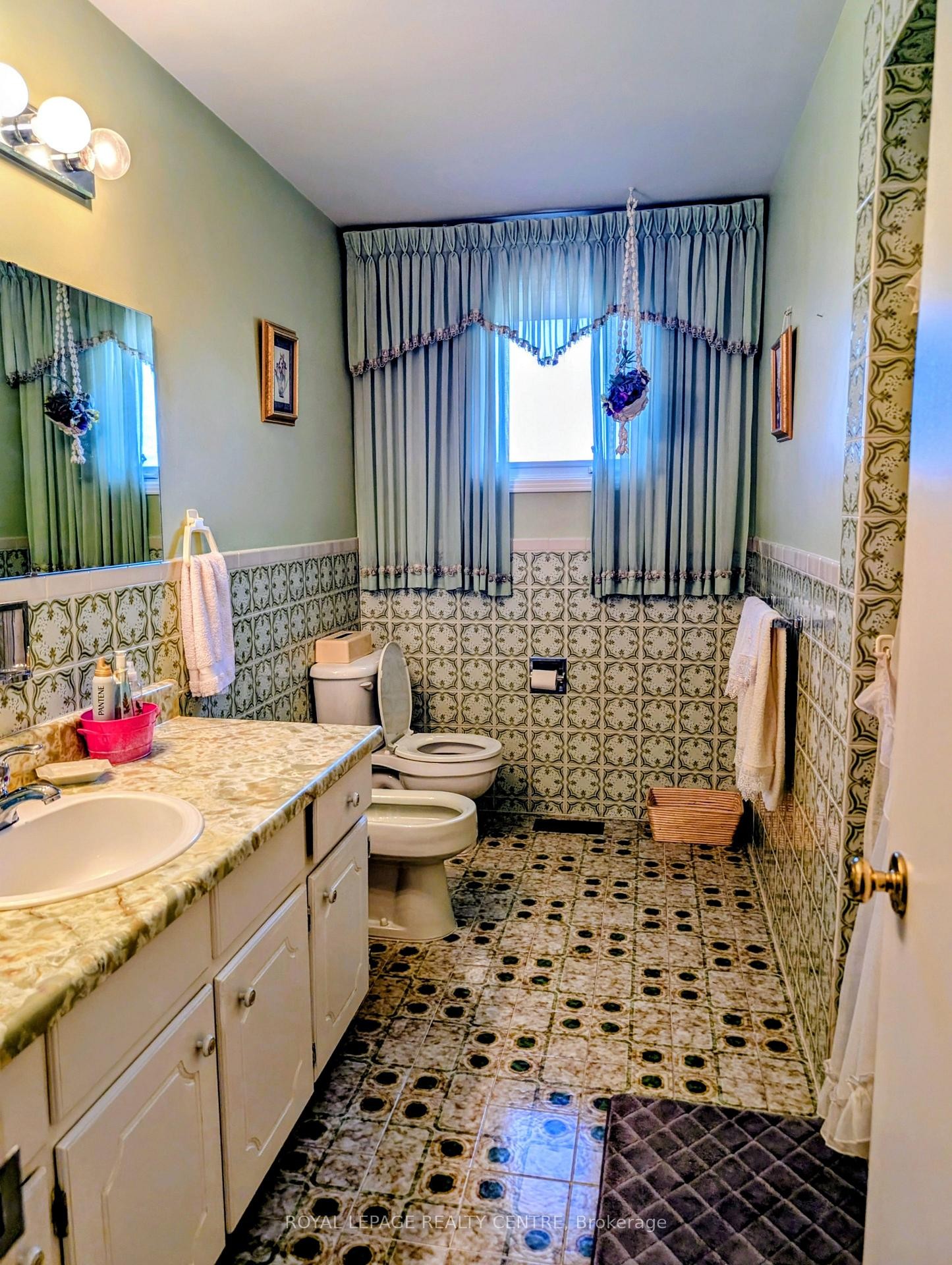 









2560


Cynara

Road,
Mississauga,




ON
L5B 2R7

