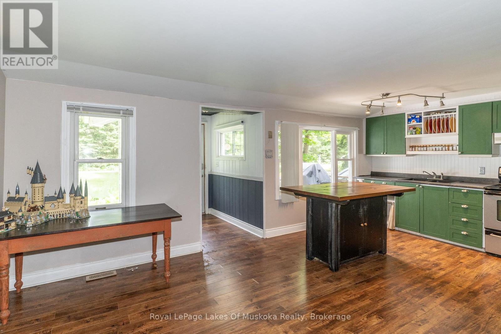 












1136 SPRINGDALE SHORES PRIVATE

,
Bracebridge (Macaulay),




Ontario
P1L1W9

