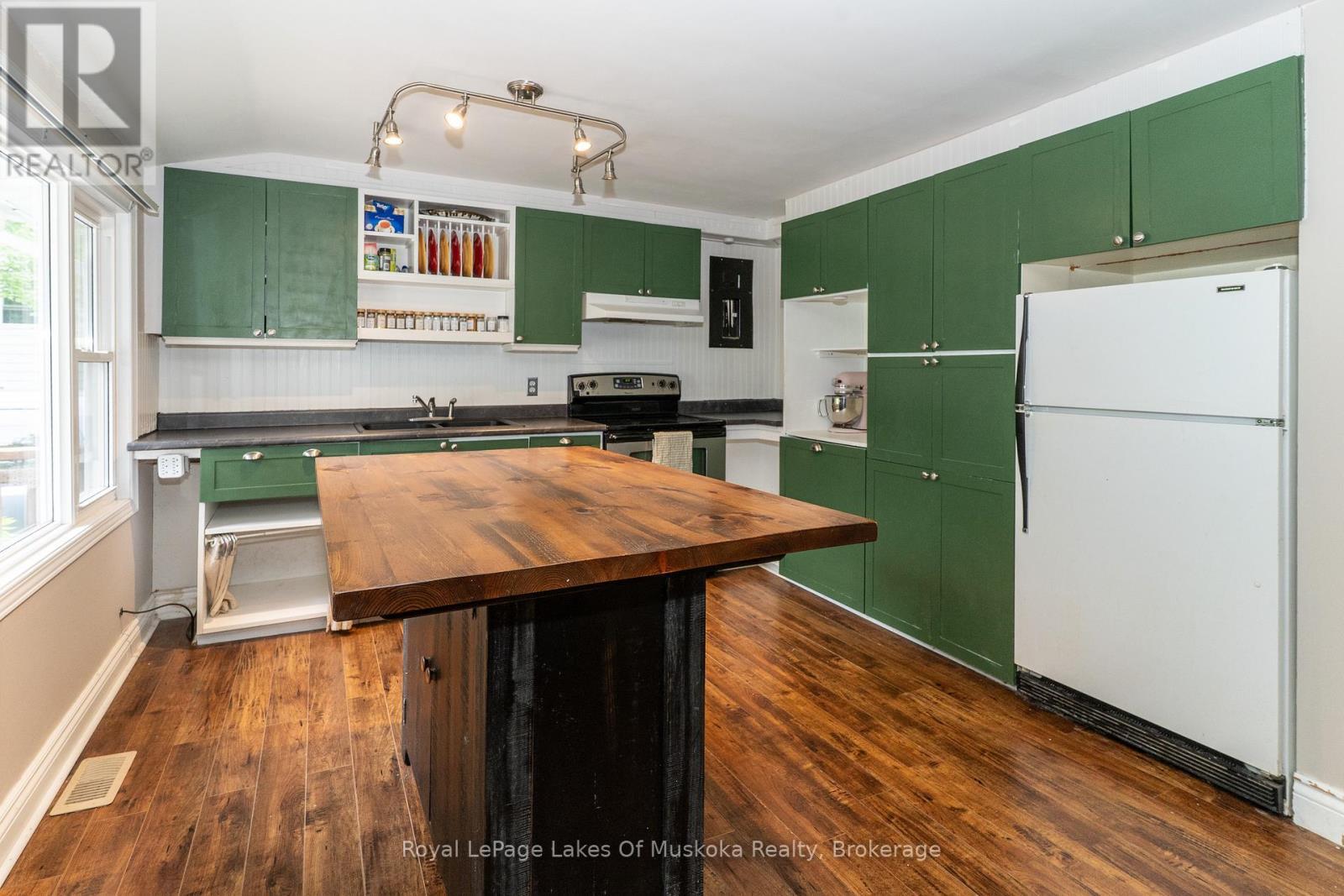 












1136 SPRINGDALE SHORES PRIVATE

,
Bracebridge (Macaulay),




Ontario
P1L1W9

