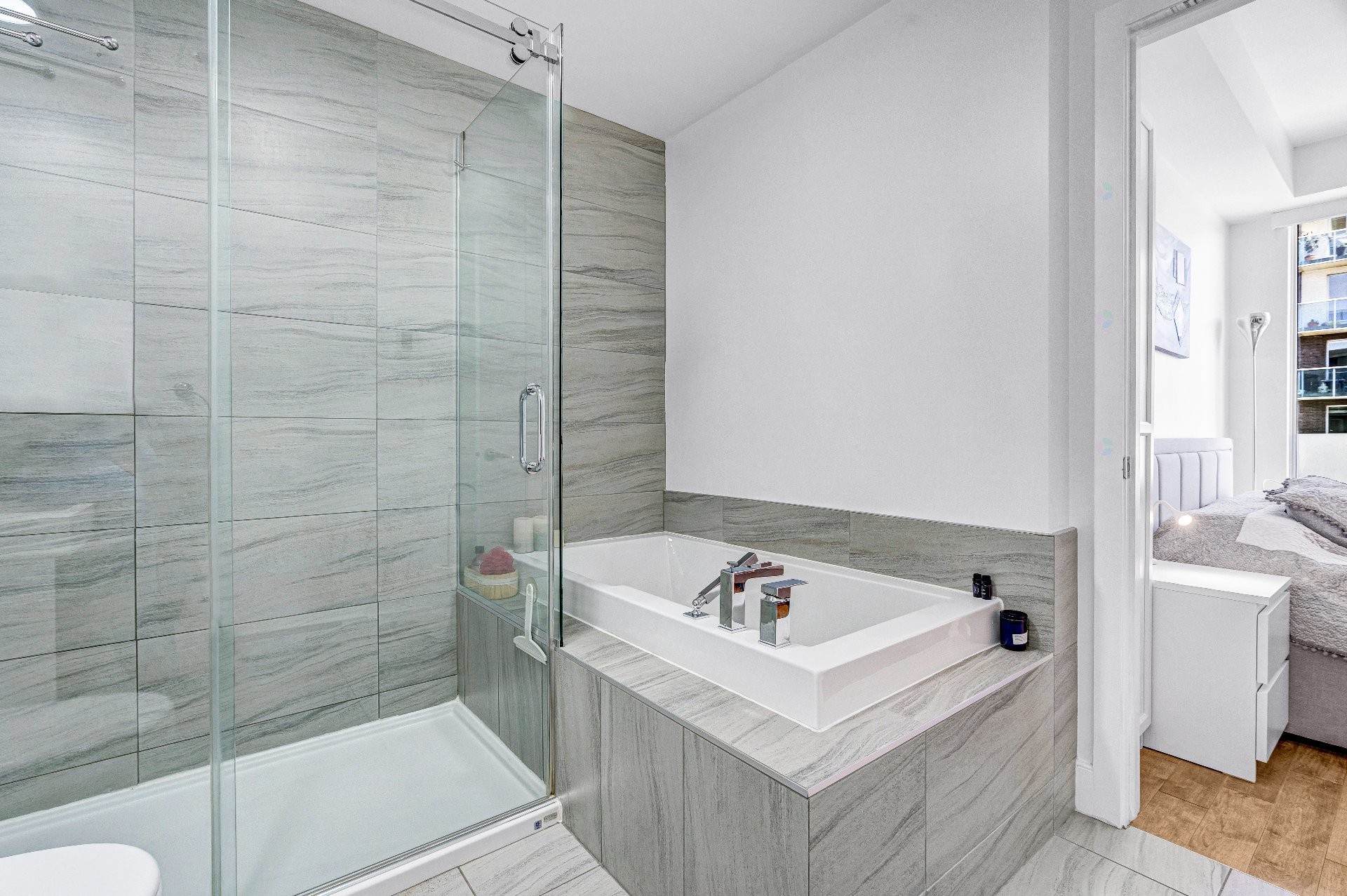 









2530


Place Michel-Brault

, 729,
Montréal (Rosemont/La Petite-Patrie),




QC
H1Y0B6

