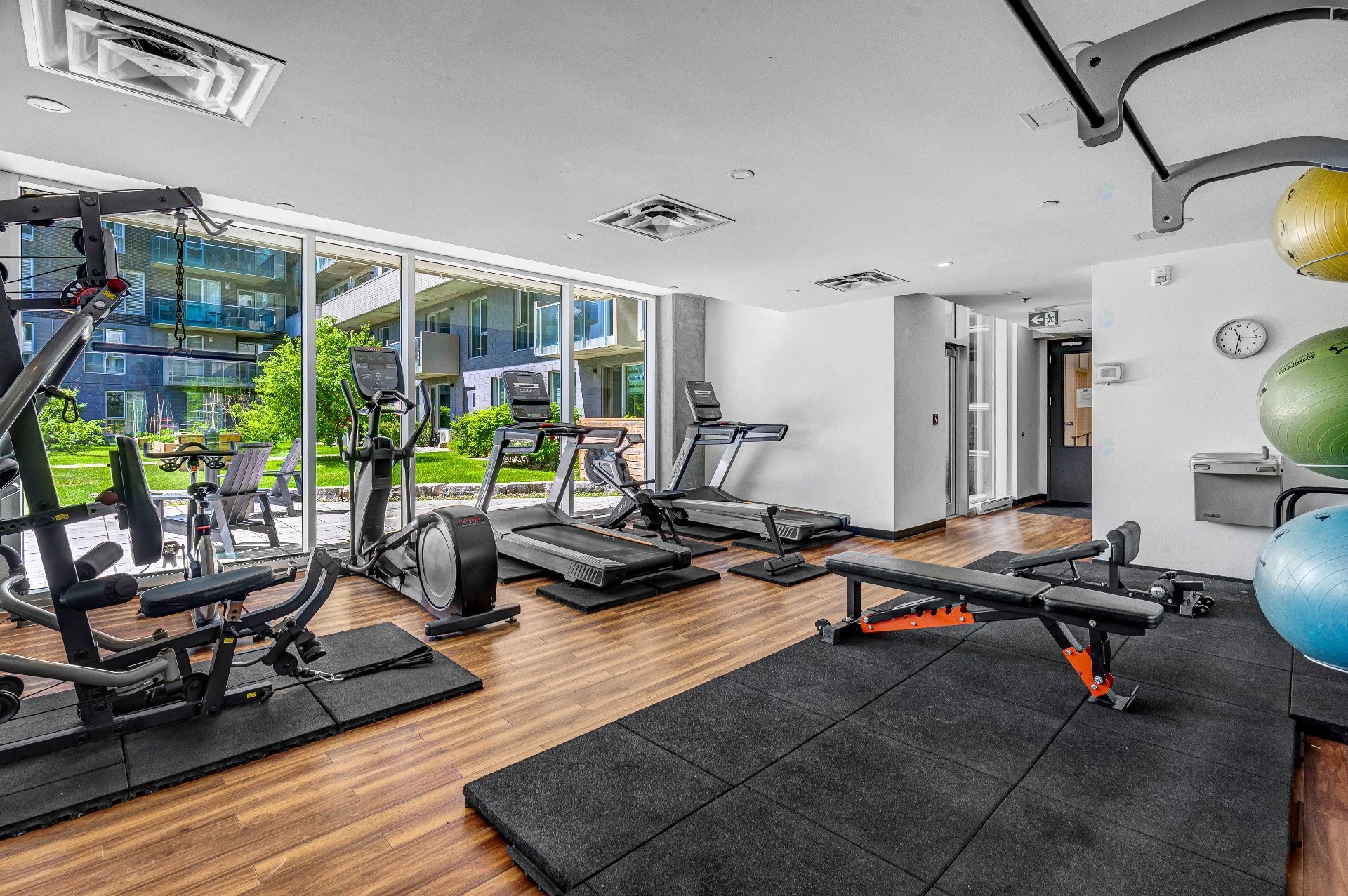 









2530


Place Michel-Brault

, 729,
Montréal (Rosemont/La Petite-Patrie),




QC
H1Y0B6

