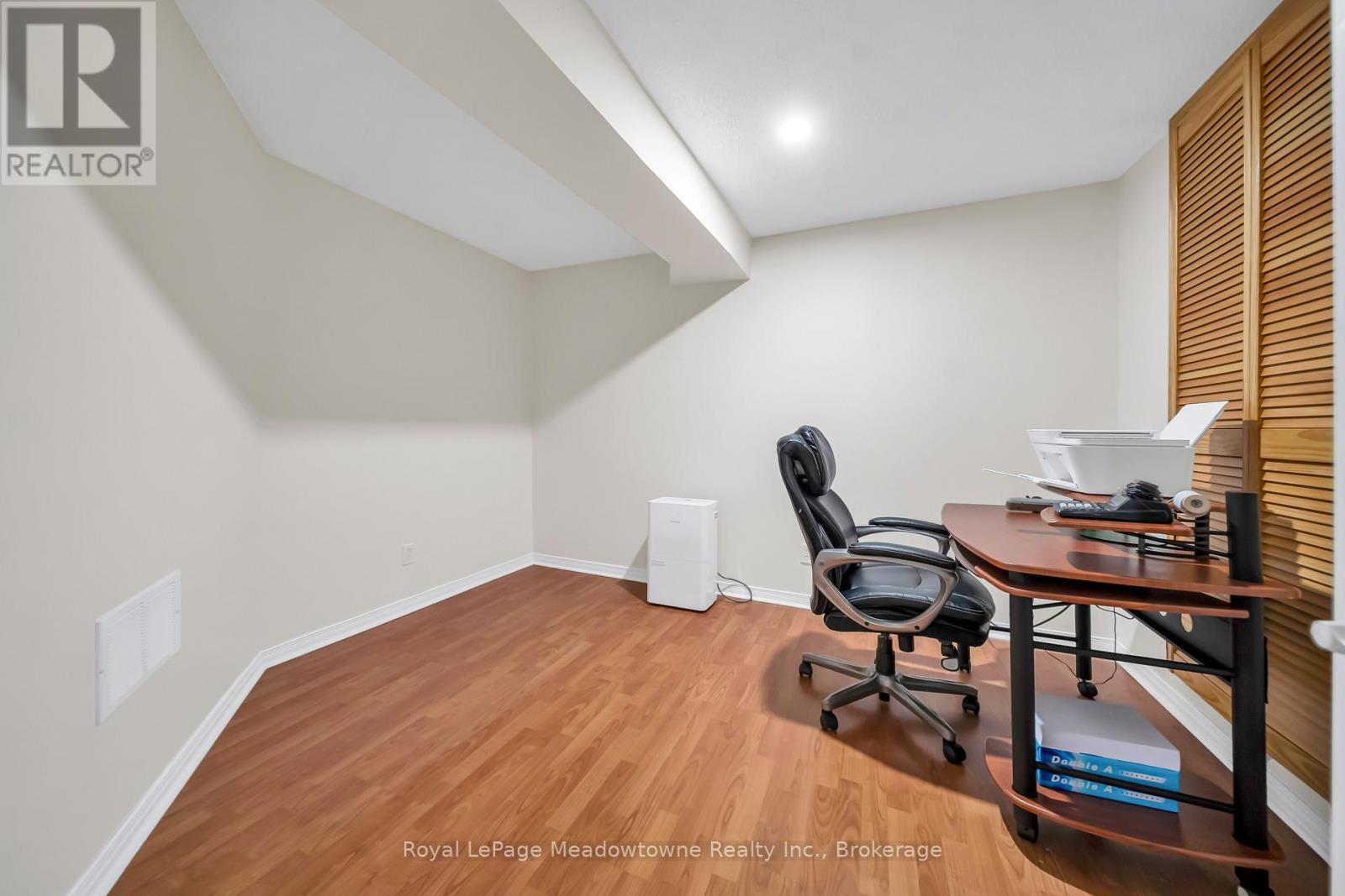 












1201 FOX CRESCENT

,
Milton (DE Dempsey),




Ontario
L9T6C5

