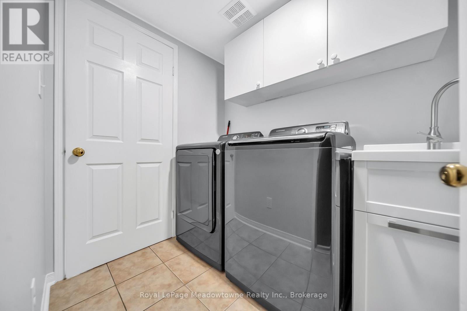 












1201 FOX CRESCENT

,
Milton (DE Dempsey),




Ontario
L9T6C5


