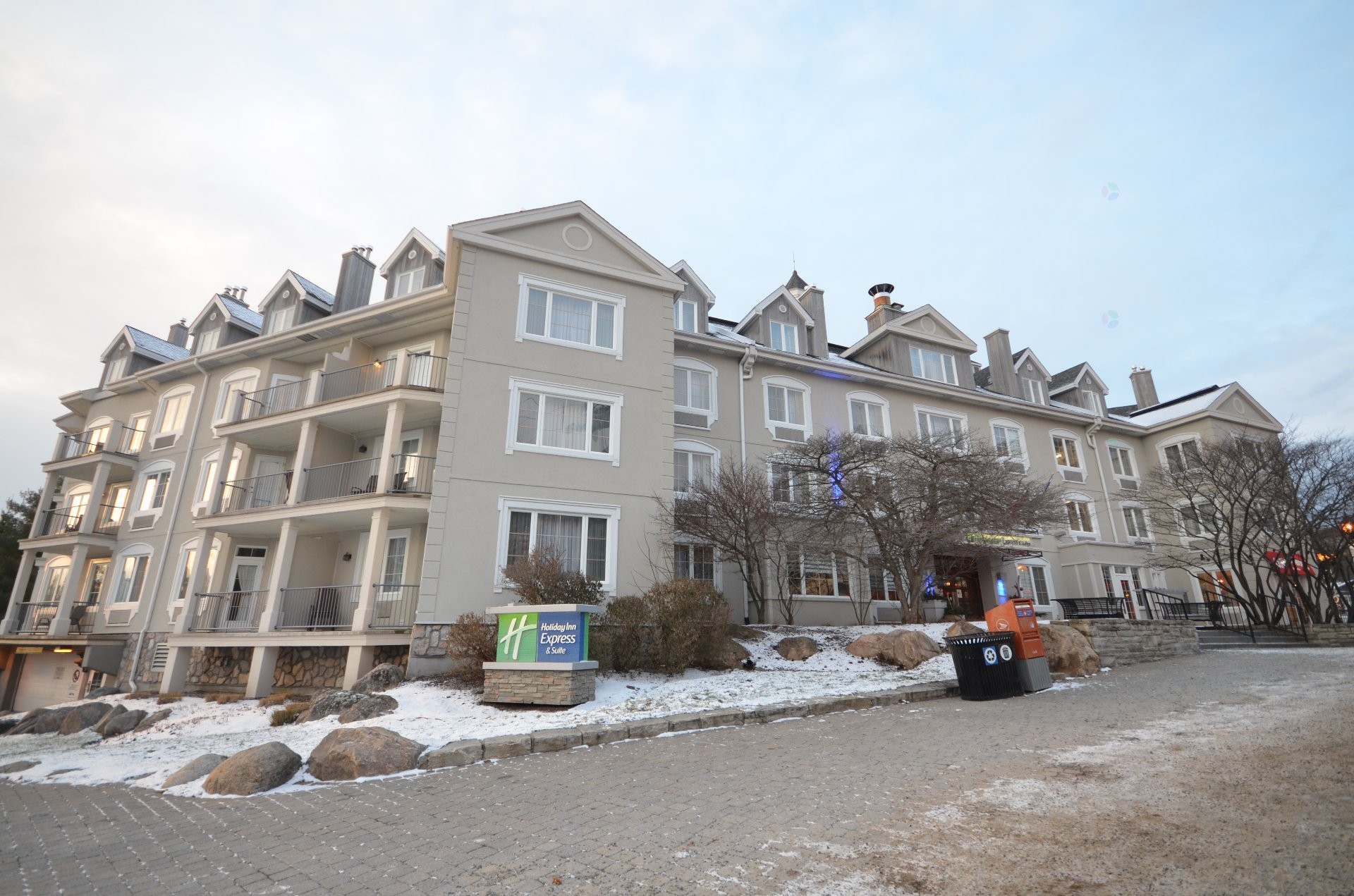 









160


Ch. du Curé-Deslauriers

, 336,
Mont-Tremblant,




QC
J8E1T1

