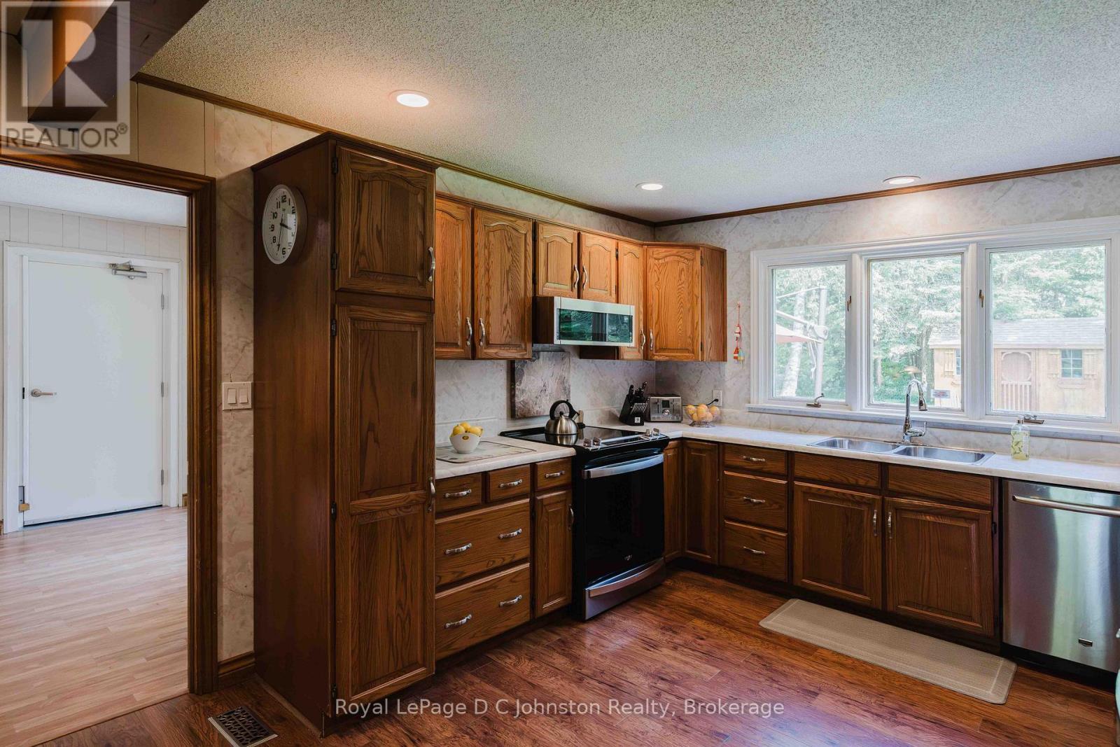 












471 ECKFORD AVENUE

,
Saugeen Shores,




Ontario
N0H2L0

