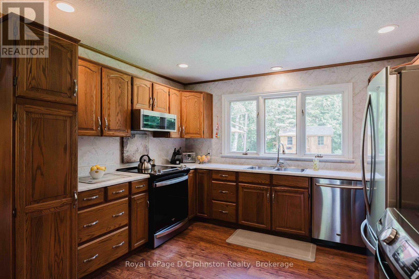 












471 ECKFORD AVENUE

,
Saugeen Shores,




Ontario
N0H2L0

