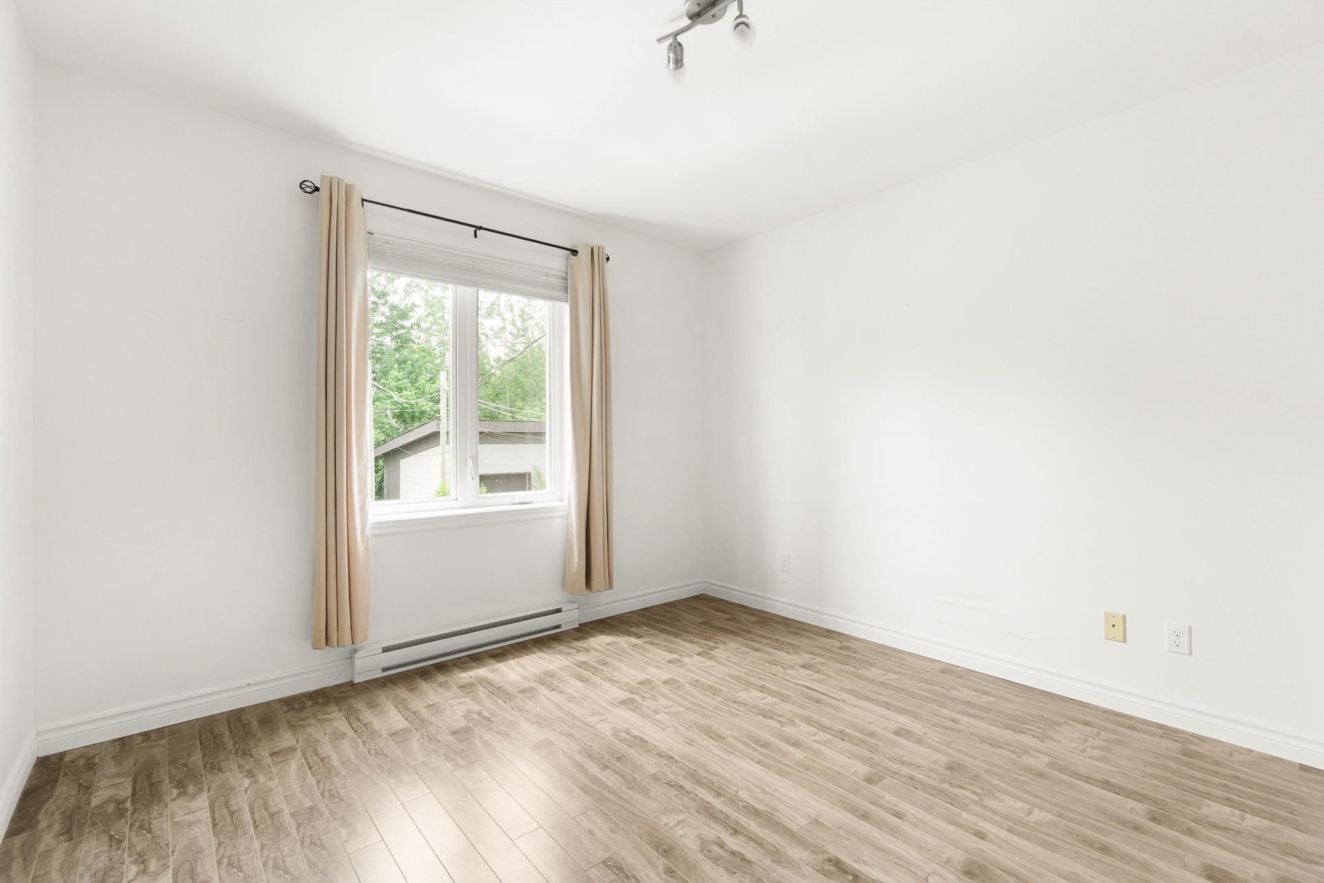 









2460


Rue de la Garonne

, 4,
Trois-Rivières,




QC
G9B0H9

